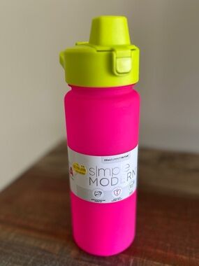 The Simple Modern 22 fl oz Reusable Tritan Summit Water Bottle, NEW